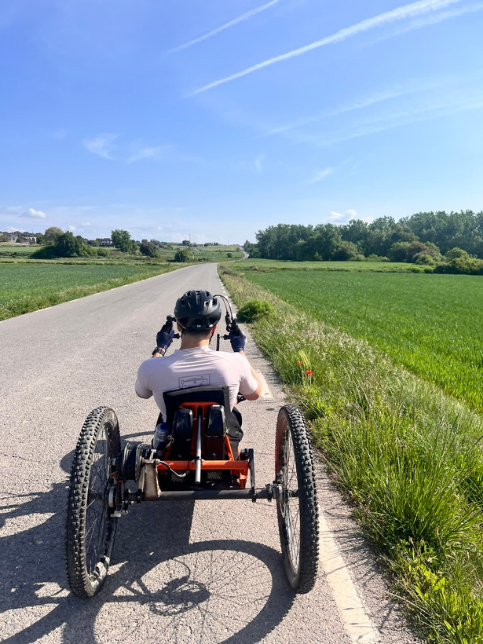 Ciclista en bicicleta reclinada durant la Volta de l’Avi