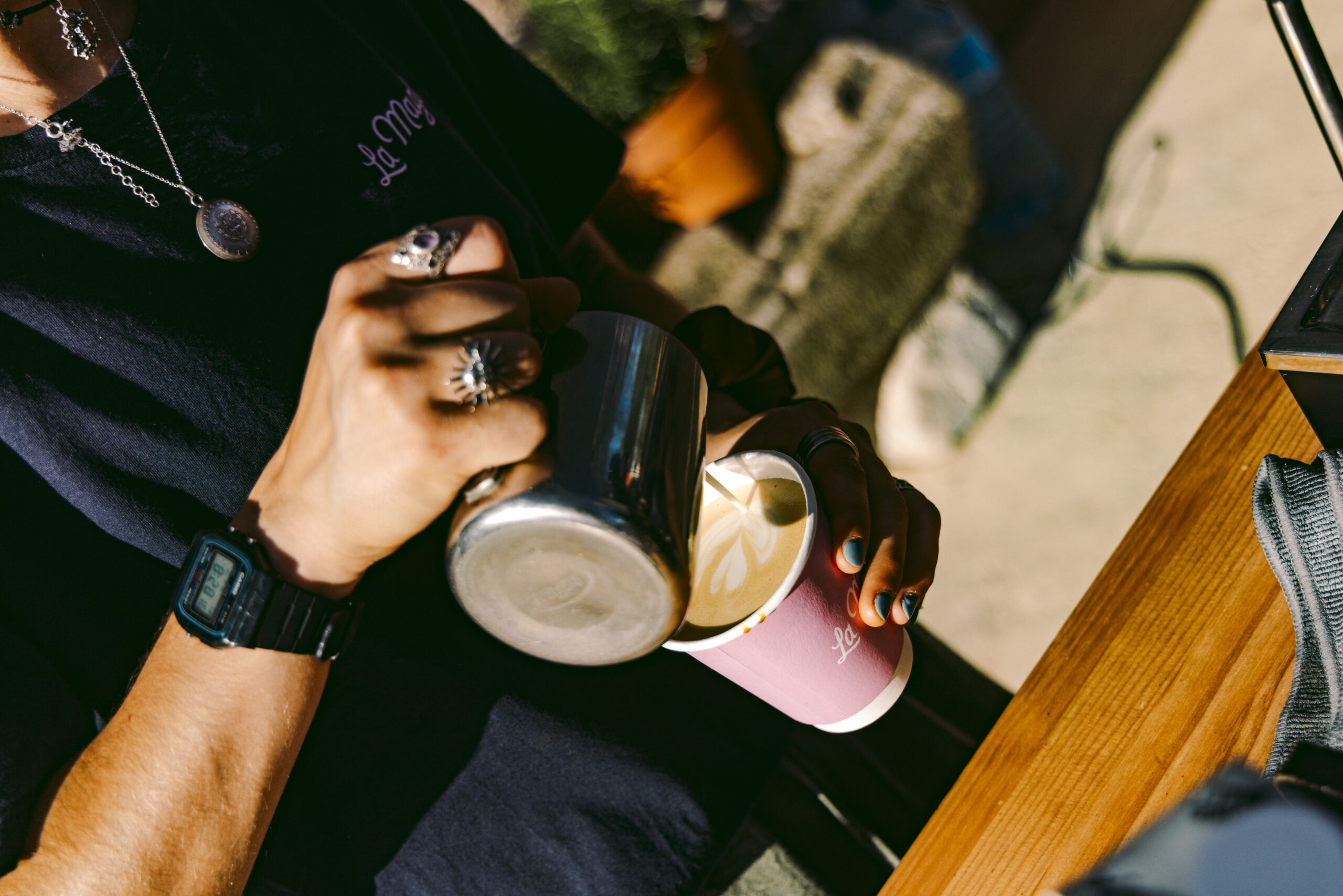 Preparació d’un cafè amb llet a La Maglia