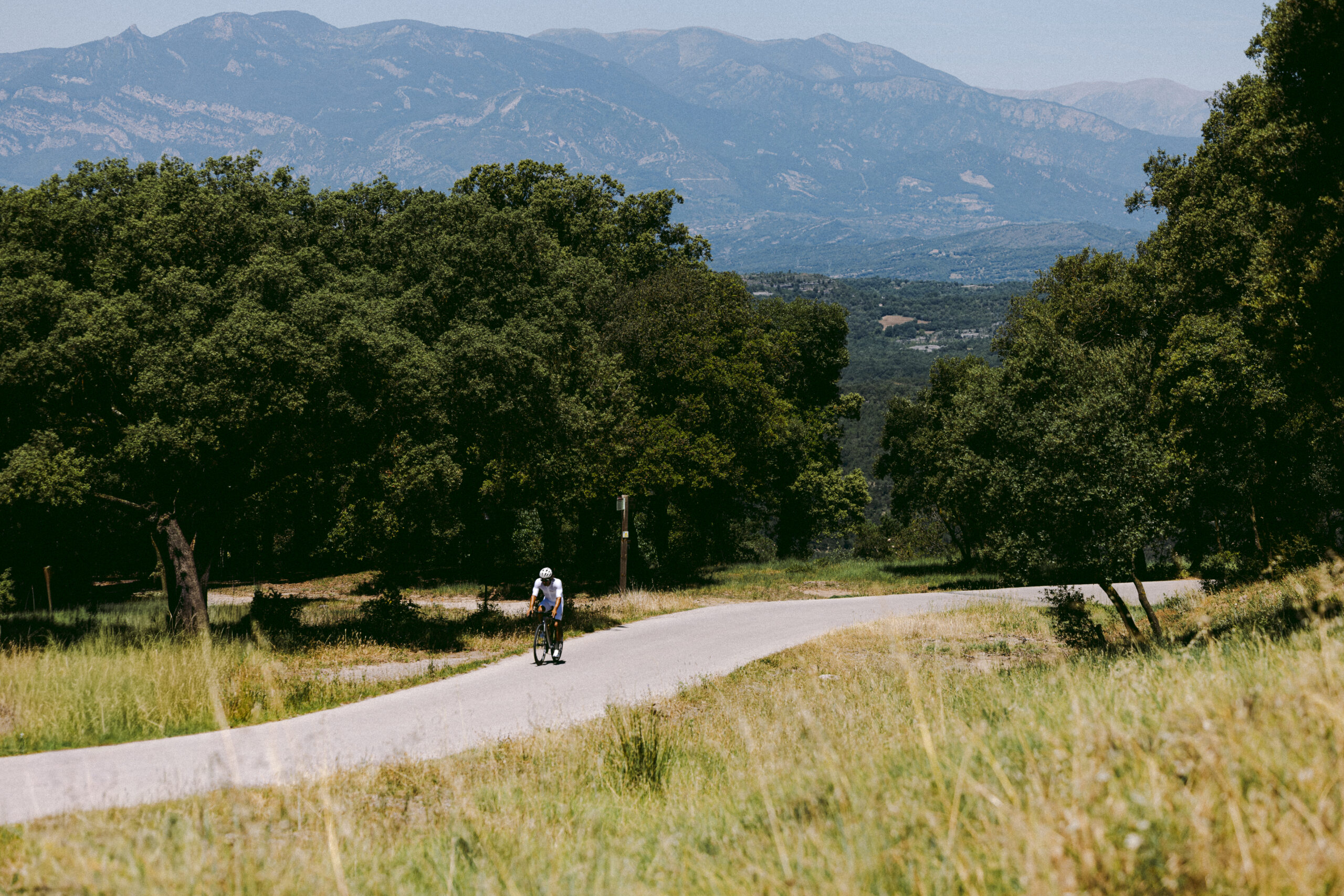 Ciclista en una carretera amb vistes al Berguedà