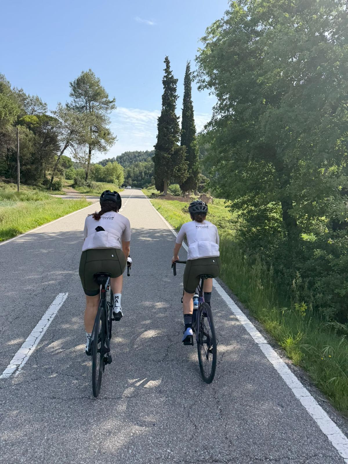 Ciclistes per una carretera tranquil·la del Lluçanès